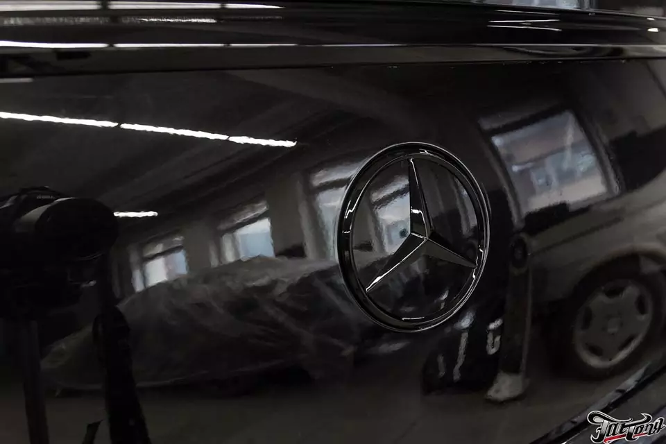 Mercedes GLE63 AMG coupe. Полный антихром кузова с окрасом масок фар и тормозных суппортов.